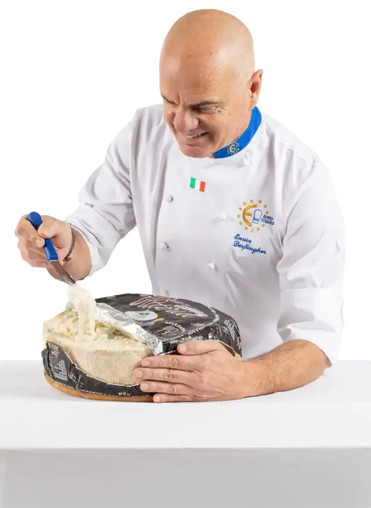 Chef Enrico Derfinger con forma di Gorgonzola Bassi su tavolo