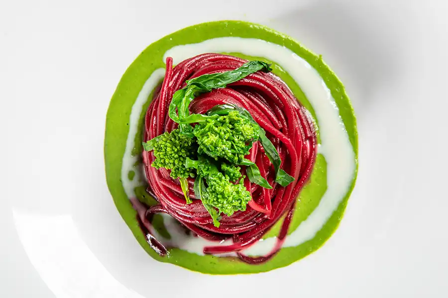 Spaghetti con Gorgonzola Bassi, barbabietola e cime di rapa